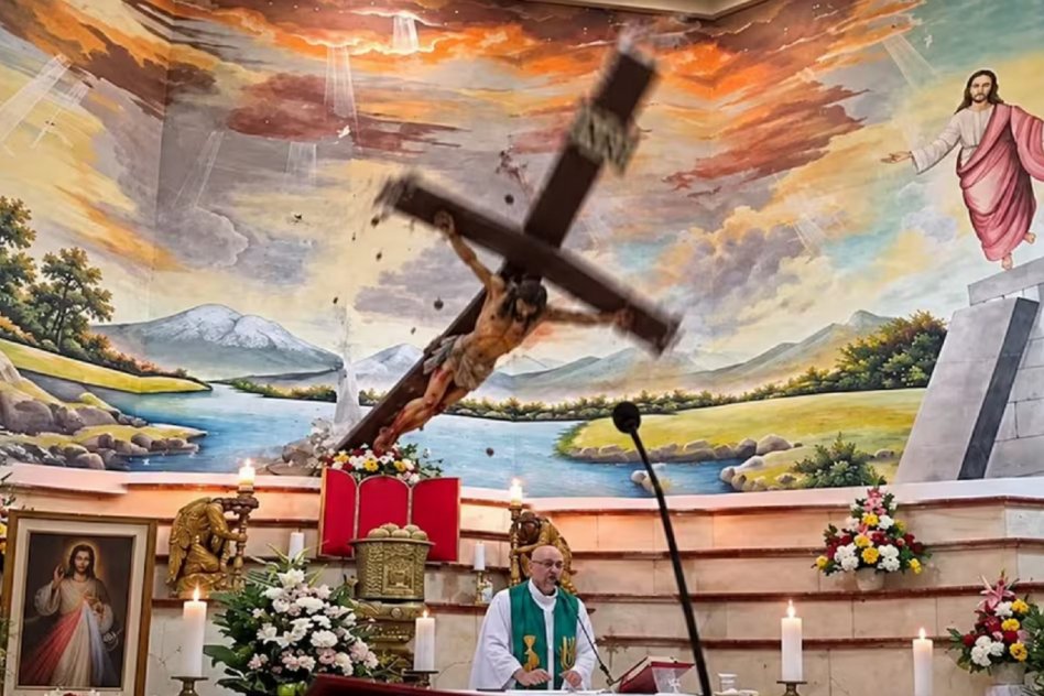 cruz gigante se desprendió de la pared Un sacerdote murió en plena misa aplastado por un crucifijo