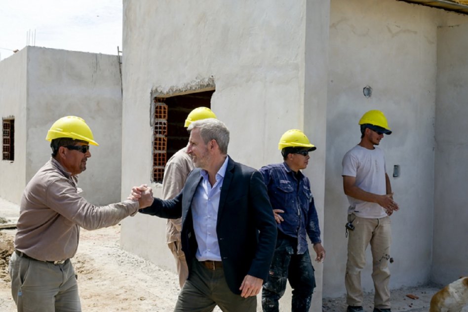 Frigerio recorrió la obra de 10 viviendas destinadas personal policial en Chajarí
