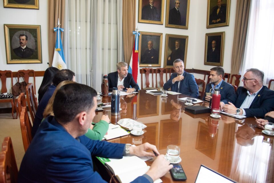 Frigerio reunió a su gabinete para analizar proyectos de ley y la agenda educativa
