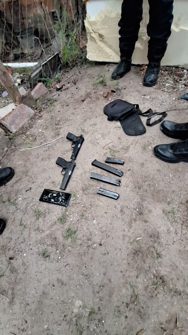 Operativo en zona de vías: secuestraron dos pistolas calibre 9 mm y cargadores