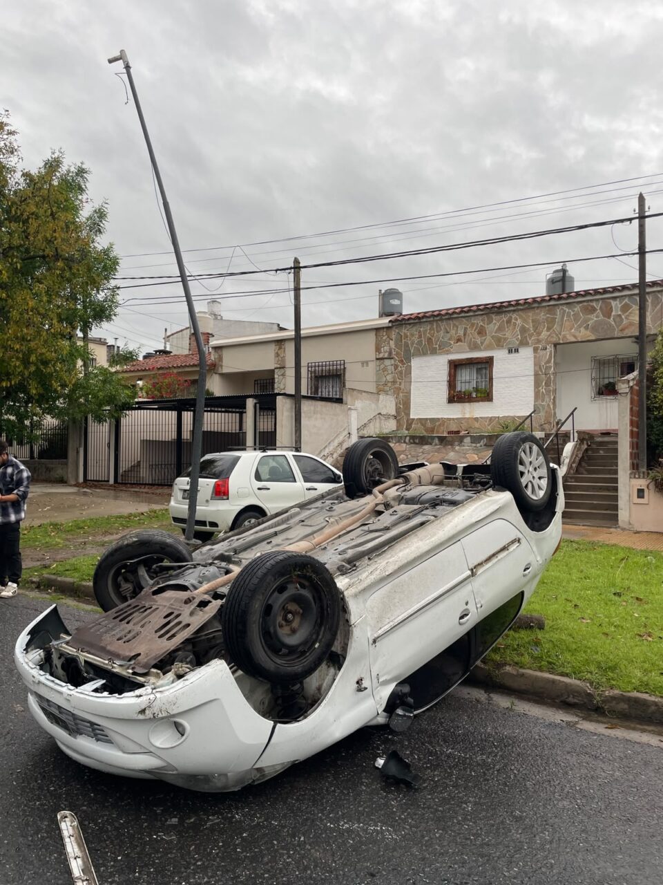 Vuelco en calle Maciá: un conductor alcoholizado chocó contra una columna