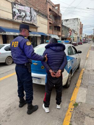 Secuestran una notebook en Paraná tras un altercado en la vía pública