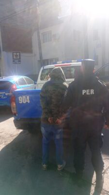 Detuvieron a un hombre acusado de arrebatarle la mochila a una mujer en la parada de colectivo