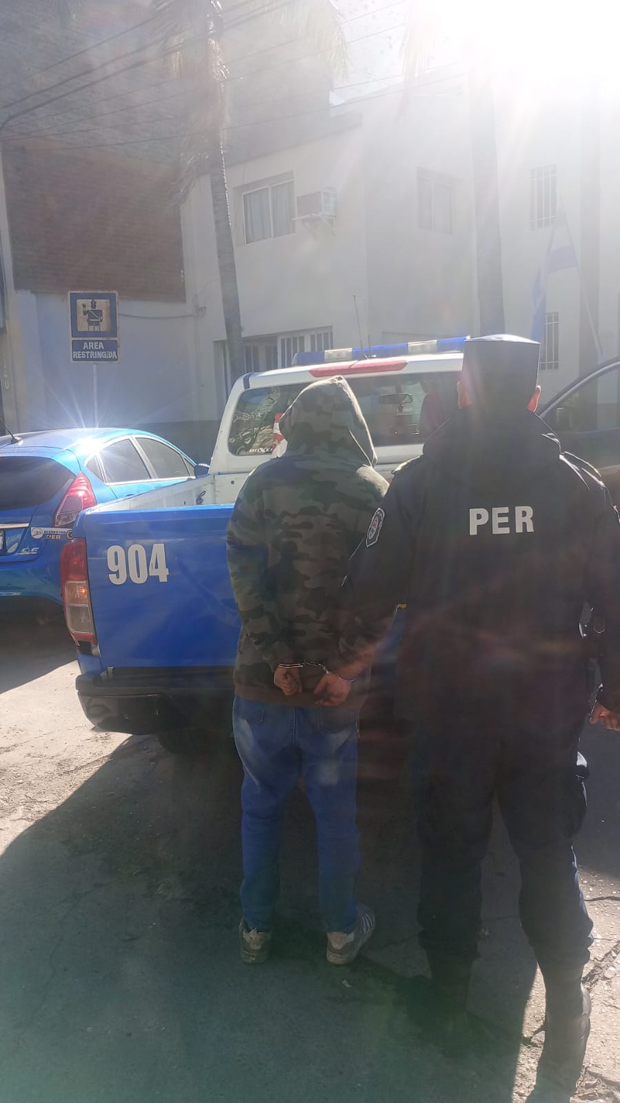 Detuvieron a un hombre acusado de arrebatarle la mochila a una mujer en la parada de colectivo