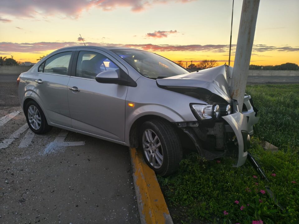 Un automovilista perdió el control de su vehículo e impactó contra un poste sobre la Ruta 11