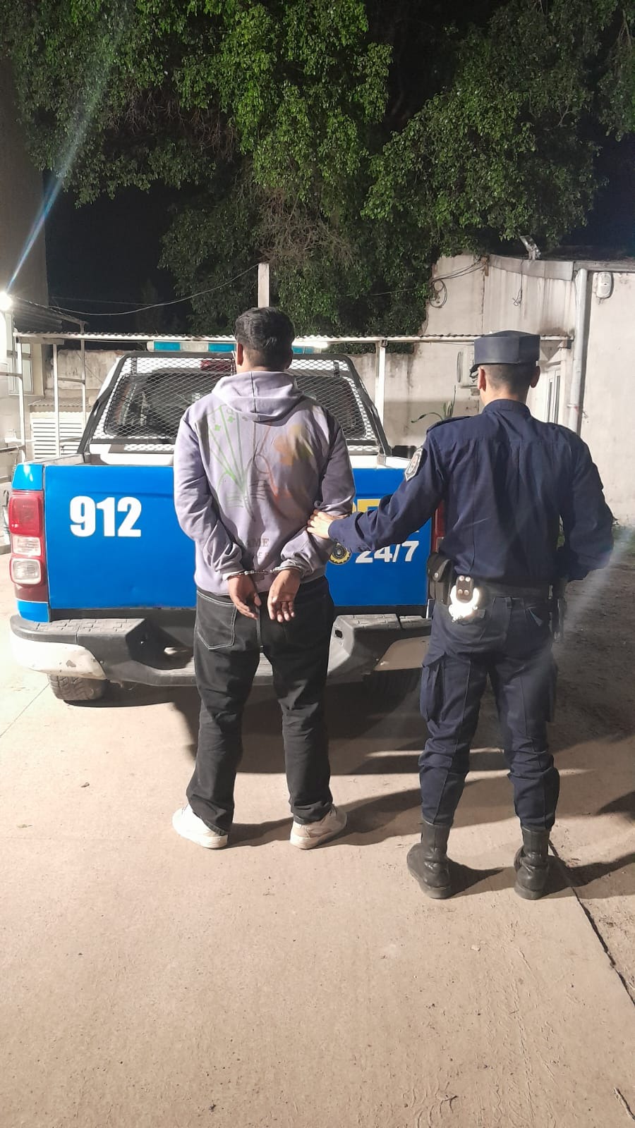 Un joven fue detenido tras escapar y efectuar disparos contra policías en barrio Aloatti