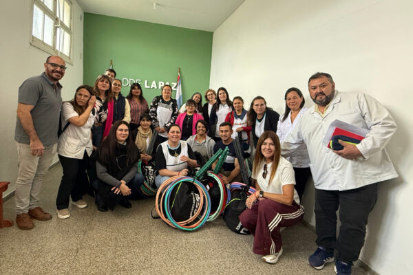 El Gobierno provincial entregó kits deportivos a escuelas del departamento La Paz