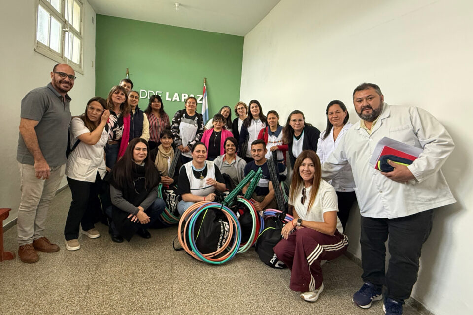 El Gobierno provincial entregó kits deportivos a escuelas del departamento La Paz