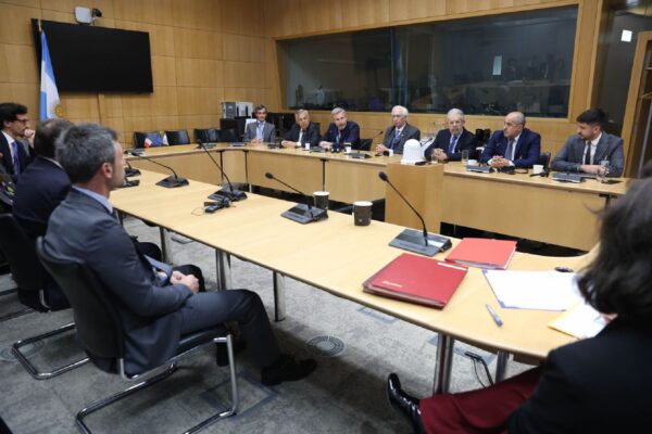 Frigerio analizó en París opciones de financiamiento para proyectos de Entre Ríos