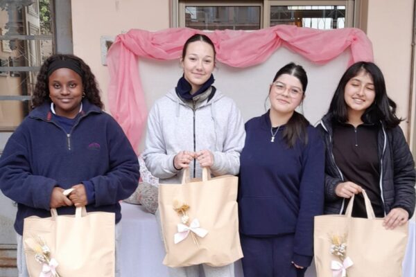 Estudiantes de Gualeguaychú confeccionaron 100 almohadones para mujeres operadas de cáncer de mama