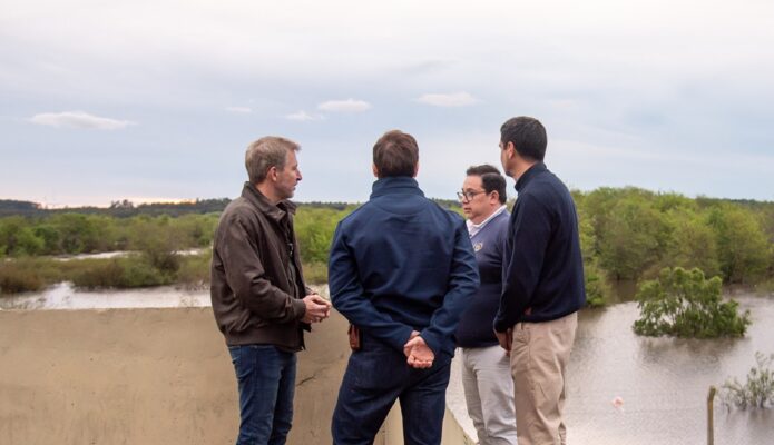 Frigerio recorrió las zonas afectadas por la creciente en Concordia y encabezó una reunión del Comité de Emergencia