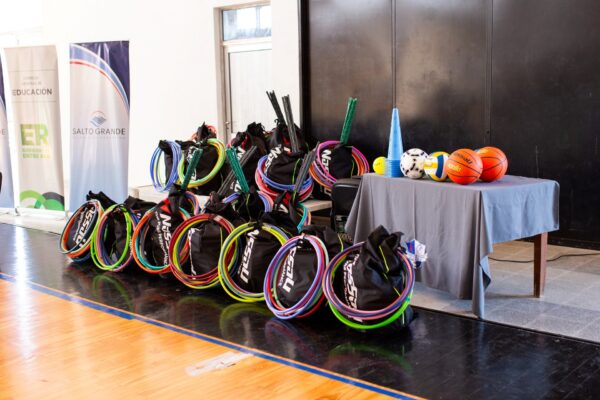 Fortalecen la educación física: 24 escuelas de Concordia recibieron nuevos kits deportivos